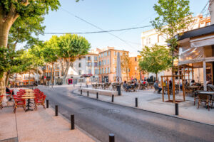 Straßencafés und Platanen in der Altstadt von Salon-de-Provence im warmen Abendlicht