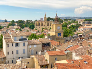Panorama von Salon-de-Provence mit roten Ziegeldächern, Uhrturm und Kirche