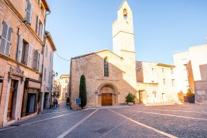 Église Saint-Michel in der Altstadt von Salon-de-Provence im warmen Abendlicht