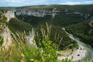 Blick von der Route des Gorges auf eine Flussschleife der Ardèche-Schlucht