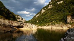 Ruhiger Flussabschnitt in den Gorges de l’Ardèche zwischen Kalkfelsen