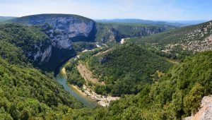 Die Schluchten der Ardèche (Gorges de l’Ardèche) liegen zwischen Vallon-Pont-d’Arc und Saint-Martin-d’Ardèche.