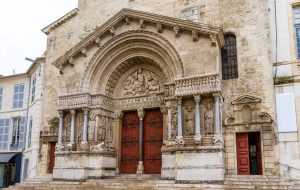 Romanisches Portal der Kirche Saint-Trophime in Arles
