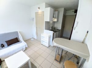 Kompaktes Studio mit Sofa, Esstisch und Küchenzeile in Aix-en-Provence.