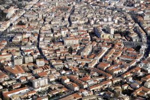 Luftbild der Altstadt von Tarascon mit roten Ziegeldächern