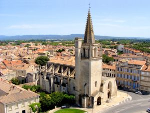 Collégiale Sainte-Marthe in Tarascon über den Dächern der Altstadt