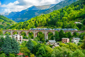 Train des Merveilles auf einem Viadukt im Roya-Tal bei Tende
