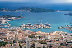 Panoramablick über Toulon mit Hafen, Marinebasis und Rade am Mittelmeer