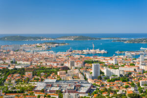 Panoramablick über Toulon mit Hafen, Stadt und Mittelmeer