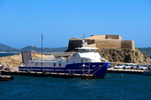 Fähre am Anleger Tour Fondue vor dem Fort du Pradeau auf der Halbinsel Giens bei Hyères