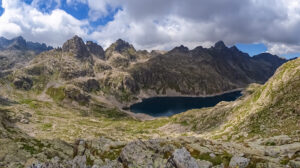 Felsige Berglandschaft mit See in der Vallée des Merveilles bei Tende