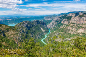 Panoramablick über die Verdonschlucht mit türkisfarbenem Verdon und steilen Kalkfelsen