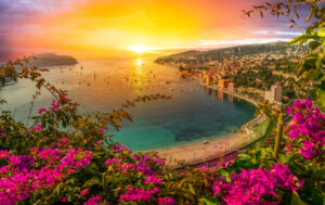 Sonnenuntergang über der Bucht von Villefranche-sur-Mer mit Bougainvillea und Blick auf die Altstadt