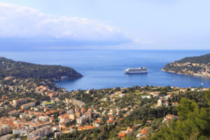 Blick über Villefranche-sur-Mer und die Bucht mit Kreuzfahrtschiff an der Côte d’Azur