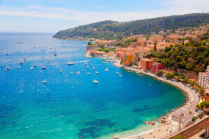 Sonnenuntergang über der Bucht von Villefranche-sur-Mer mit Bougainvillea und Blick auf die Altstadt
