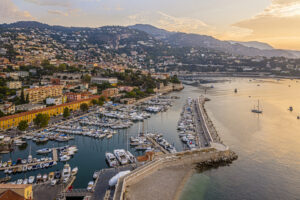 Bucht von Villefranche-sur-Mer mit Hafen, Segelbooten und Abendlicht über der Côte d’Azur